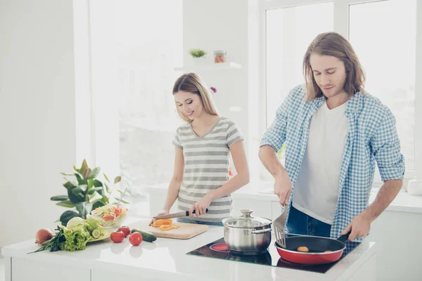 Retrato Socios Concentrados Moda Preparando Brunch Freír Huevos Cortar Verduras — Foto de Stock