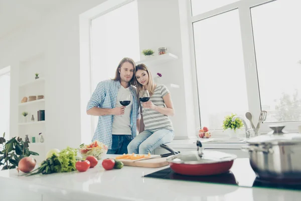 Retrato Pareja Romántica Ensueño Tomando Bebidas Alcohólicas Mientras Preparaba Almuerzo — Foto de Stock