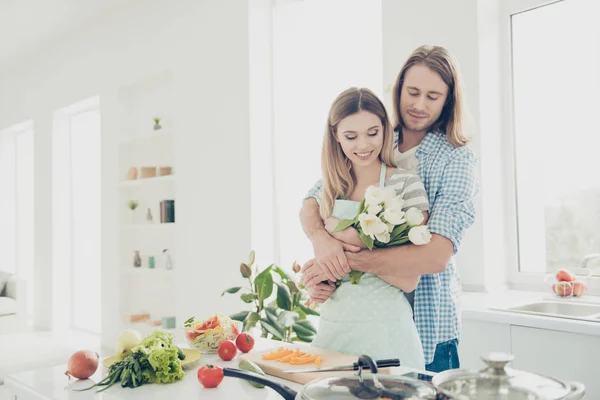 Portrait Couple Attrayant Rêveur Dans Cuisine Blanche Moderne Tout Préparant — Photo