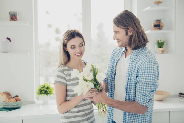 Divatos Elegáns Pár Élvezi Nyaralás Együtt Jóképű Férfi Fehér Tulipán — Stock Fotó