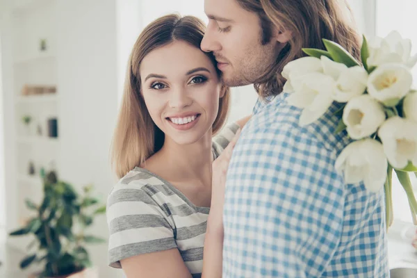 Retrato Recortado Casal Bonito Sensual Desfrutando Férias Juntos Homem Bonito — Fotografia de Stock