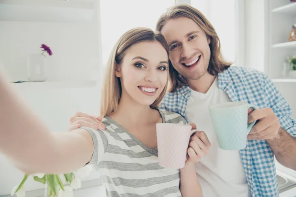 Autorretrato Alegres Socios Positivos Bebiendo Bebidas Calientes Sosteniendo Tazas Las — Foto de Stock