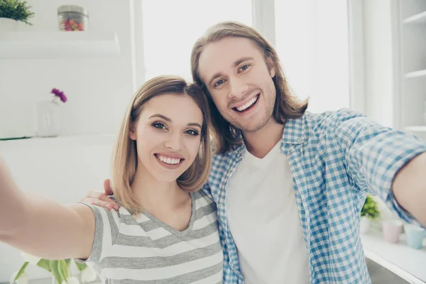 Auto Retrato Casal Moderno Funky Com Sorrisos Radiante Abraçando Selfie — Fotografia de Stock