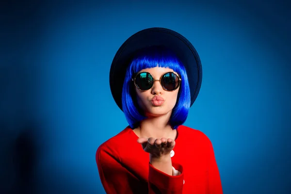 Retrato Linda Menina Bonito Óculos Headwear Peruca Azul Enviando Beijo — Fotografia de Stock