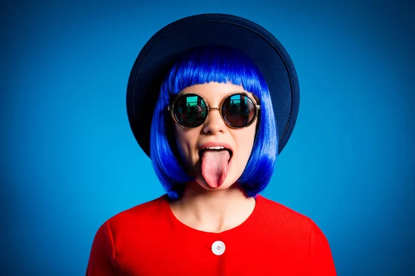 頭は帽子メガネ赤衣装かつらジェスチャー舌の分離の青い背景をで狂気の愚かな少女の肖像画を撮影しました エンターテイメント残りリラックス レジャー概念 — ストック写真