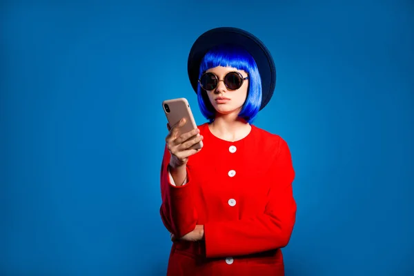 Apps Konzept Porträt Eines Süchtigen Hübschen Modernen Eleganten Mädchens Rotem — Stockfoto