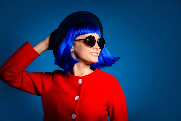 Retrato Una Mujer Bastante Atractiva Moviéndose Con Cabeza Sosteniendo Sombrero —  Fotos de Stock