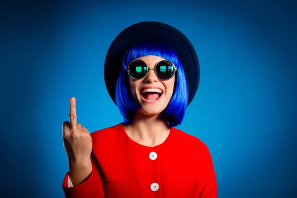 Retrato Menina Provocante Alegre Óculos Headwear Gesto Foda Fora Sinal — Fotografia de Stock