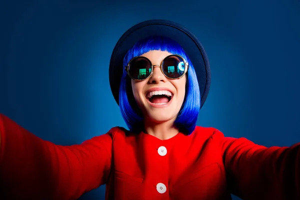 Autorretrato Mujer Positiva Alegre Con Sonrisa Radiante Disparando Selfie Cámara — Foto de Stock