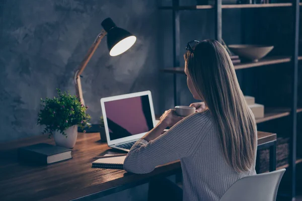 Portret Van Corporate Professionele Financier Drinken Thee Mok Handen Kijken — Stockfoto