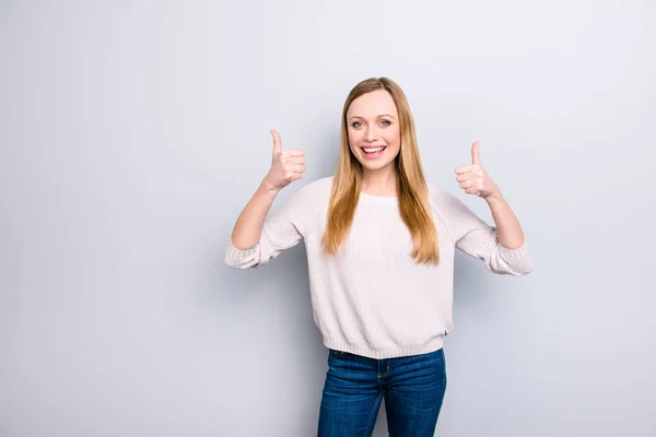 Porträtt Funky Trendig Tjej Jeans Tröja Gestikulerande Två Thumbup Tittar — Stockfoto