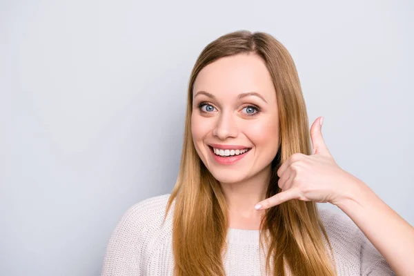 Retrato Menina Bonito Amigável Com Radiante Sorriso Gesticulando Sinal Telefone — Fotografia de Stock