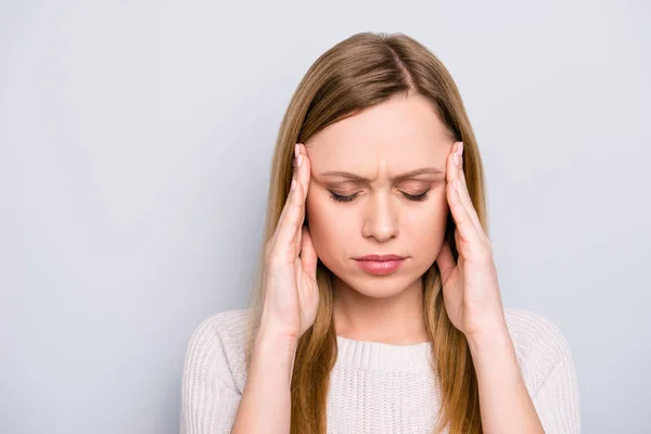 Portret Van Ongelukkig Verdrietig Meisje Met Twee Handen Tempels Lijden — Stockfoto