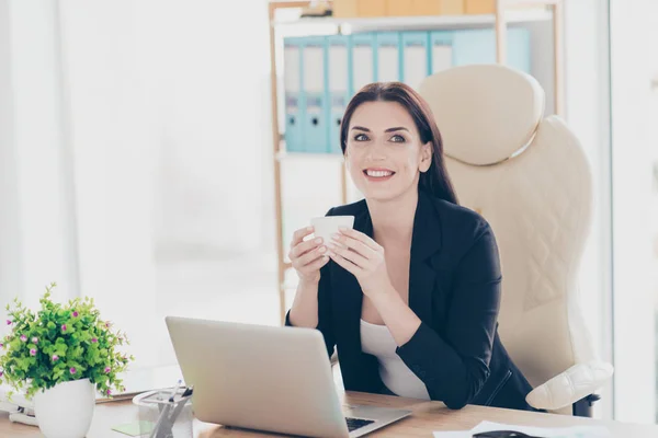 Porträtt Joyful Glad Advokat Holding Mugg Med Händerna Tittar Bort — Stockfoto