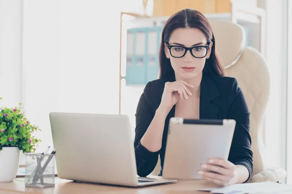 成功的律师勤奋的人的肖像使用平板 互联网 远程办公的概念 在工作场所坐在眼镜的漂亮的聪明女人 — 图库照片