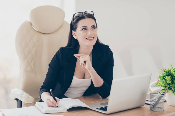 Porträtt Tankeväckande Drömmande Specialist Med Glasögonen Huvudet Tittar Bort Planering — Stockfoto