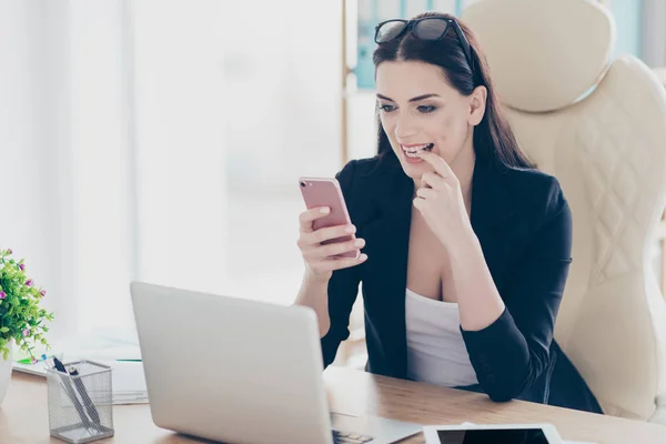 Portrét Atraktivní Koketa Drží Chytrý Telefon Ruce Textových Zpráv Sms — Stock fotografie