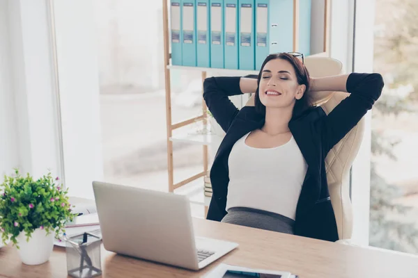 Retrato Mujer Encantadora Alegre Cogida Mano Detrás Cabeza Manteniendo Los — Foto de Stock