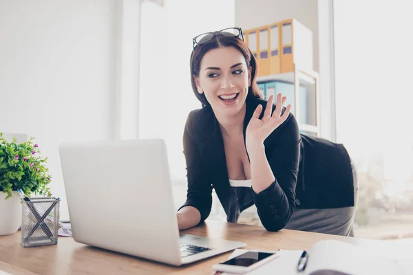 Porträtt Sexiga Vänliga Kvinna Böjd Över Nära Skrivbord Gestikulerande Palm — Stockfoto