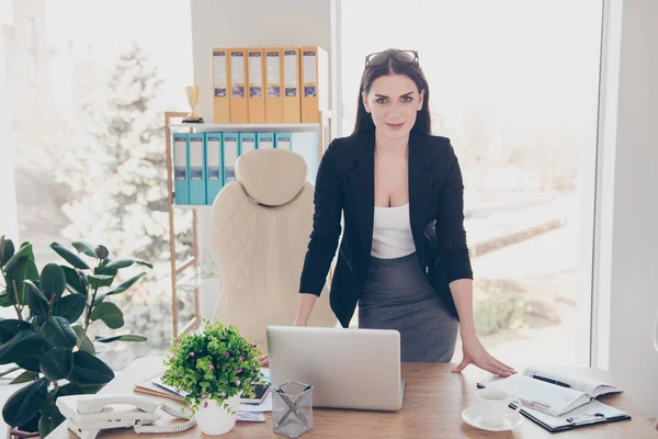 Retrato Una Mujer Exitosa Independiente Mirando Cámara Apoyada Escritorio Con —  Fotos de Stock