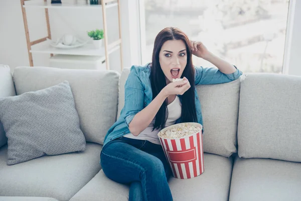 Portrait Shocked Astonished Woman Sitting Sofa Eating Pop Corn Watching — Stock Photo, Image