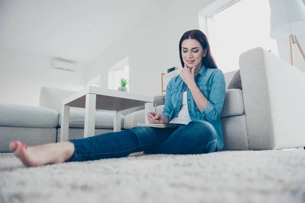 Nízký Úhel Pohled Pozorný Zamyšlená Žena Sedí Koberci Sofa Moderní — Stock fotografie