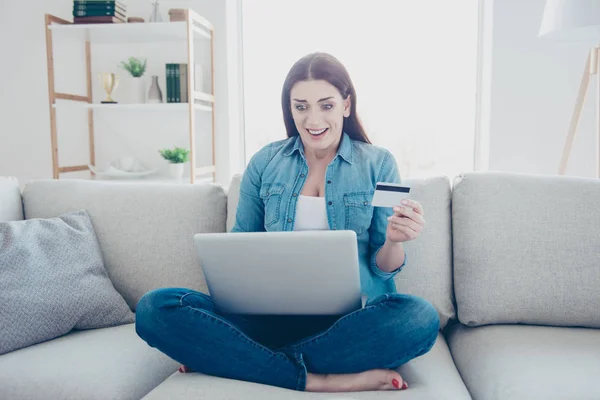 Portrait Impressed Astonished Woman Looking Screen Laptop Making Quickly Comfortable — Stock Photo, Image