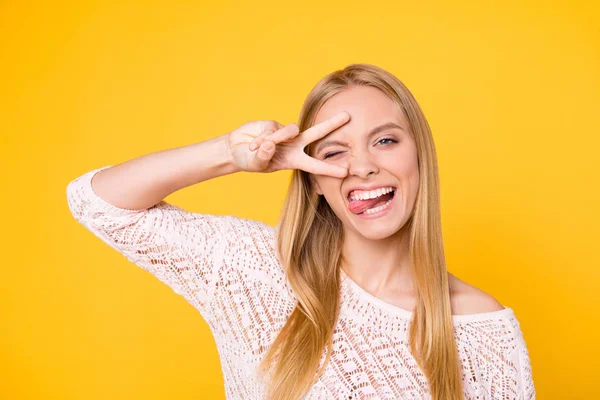 Retrato Chica Juguetona Tonta Gestos Signo Cerca Ojo Guiño Mostrando — Foto de Stock