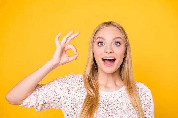 Portrait Impressed Shocked Girl Wide Open Mouth Eyes Gesturing Sign — Stock Photo, Image