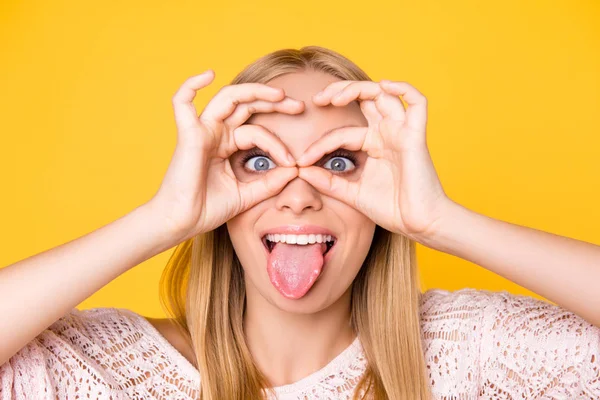 Tiro Cabeça Perto Retrato Menina Brincalhão Tolo Gesticulando Língua Out — Fotografia de Stock