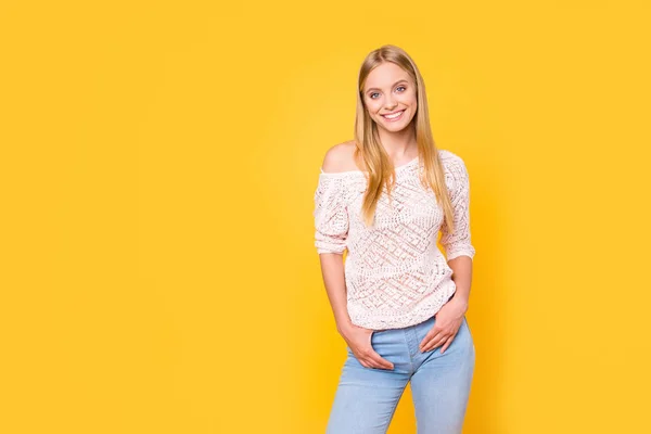 Porträt Eines Charmanten Trendigen Mädchens Lässigem Outfit Mit Nackter Schulter — Stockfoto