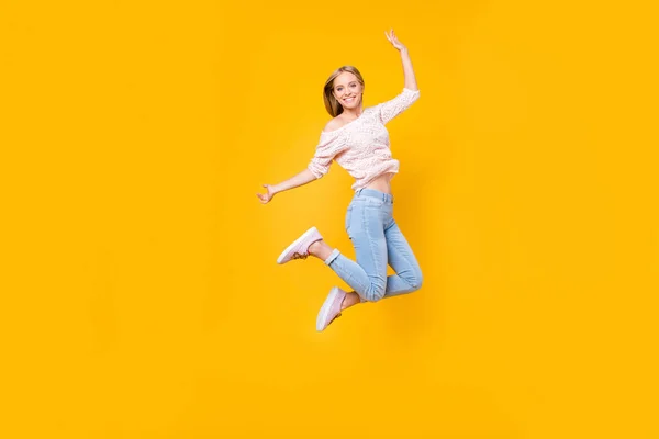 黄色の背景に分離された完璧なムードを持つ週末を楽しんでいるカメラを見て空気中のジャンプ遊び心のある狂気の少女の肖像画 — ストック写真
