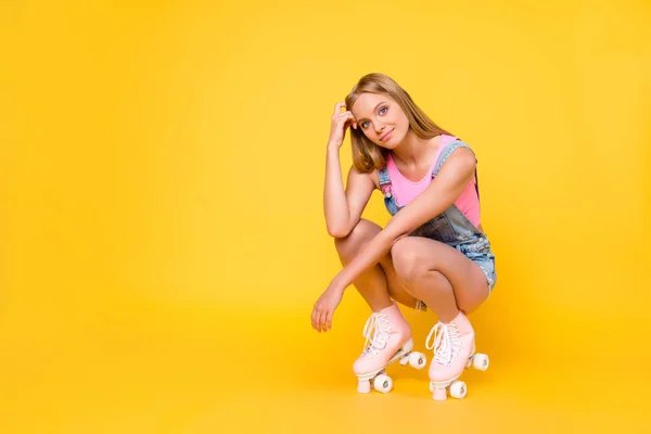 Portret Met Copyspace Lege Plaats Van Vrij Schitterend Meisje Rolschaatsen — Stockfoto