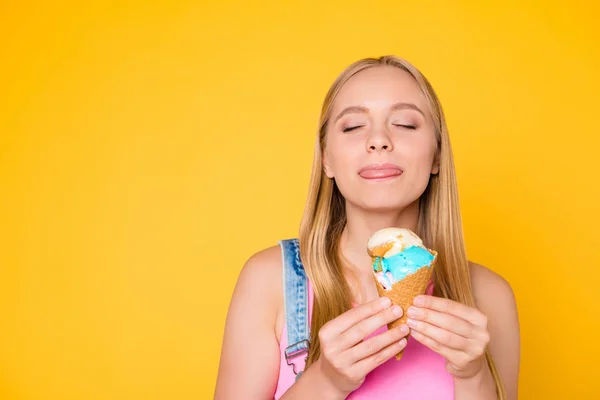 Retrato Com Copyspace Lugar Vazio Satisfeito Sonhador Menina Lambendo Lábios — Fotografia de Stock