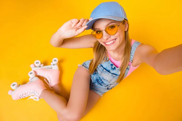 Felülnézet Önarckép Pozitív Karcsú Lány Sugárzó Mosollyal Lövés Selfie Kamera — Stock Fotó