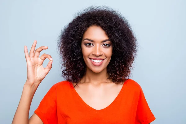 Retrato Tiro Cabeça Mulher Bonita Alegre Com Sorriso Branco Gestos — Fotografia de Stock