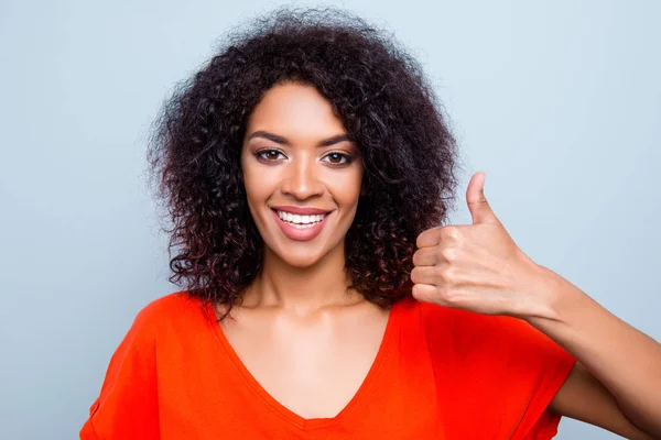 Retrato Cabeça Tiro Mulher Encantadora Alegre Com Penteado Moderno Roupa — Fotografia de Stock