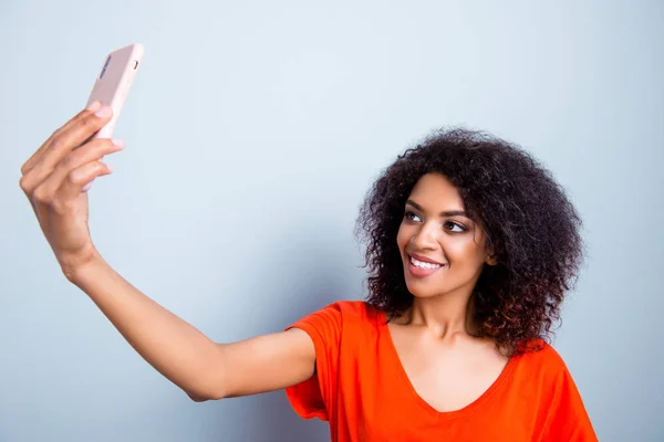 Portrait Cheerful Pretty Woman Modern Hairdo Bright Shirt Shooting Selfie — Stock Photo, Image