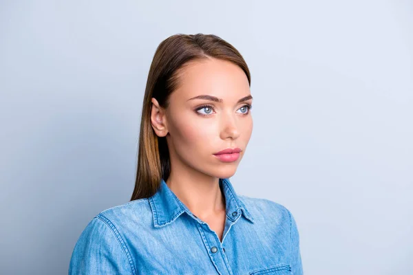 Retrato Mujer Seria Medio Vuelta Camisa Vaquera Con Expresión Reflexiva —  Fotos de Stock