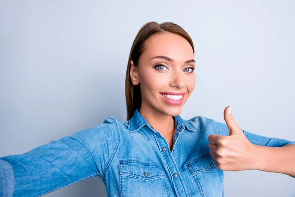 Självporträtt Toothy Positiv Tjej Casual Outfit Fotografering Selfie Främre Kameran — Stockfoto