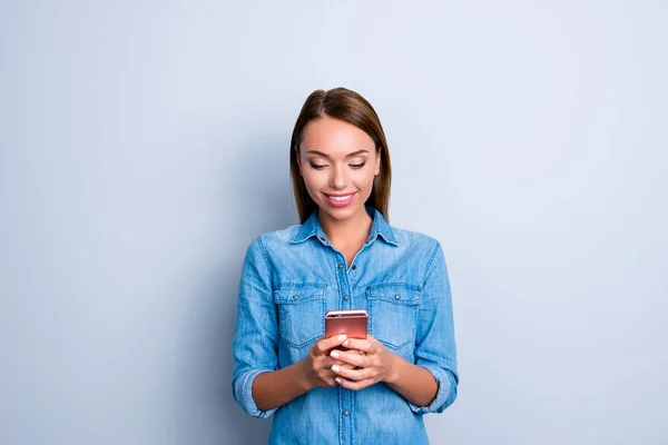 Portret Van Moderne Verslaafd Meisje Jeans Overhemd Met Slimme Telefoon — Stockfoto