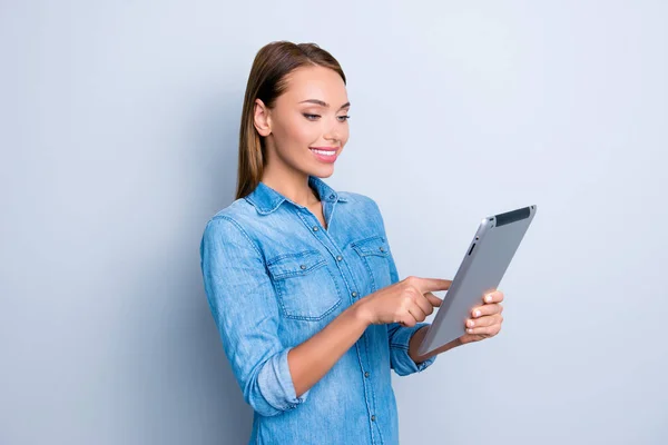 现代繁忙的女孩的肖像有片剂在手检查电子邮件聊天在社交网络与朋友使用 Wifi 互联网孤立的灰色背景 — 图库照片