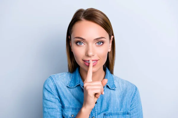 Shh Retrato Una Misteriosa Chica Linda Con Camisa Vaquera Sosteniendo — Foto de Stock