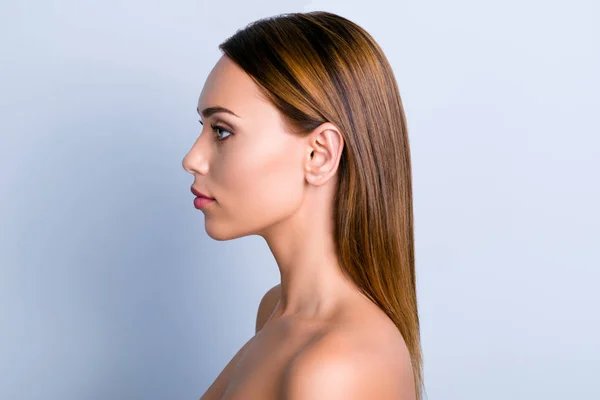 トレンド皮膚純度薬ローション耳鼻鼻ウェルネス コンセプト 灰色の背景は分離された理想的な滑らかな栄養髪型と美しい女性の横顔の肖像画 — ストック写真
