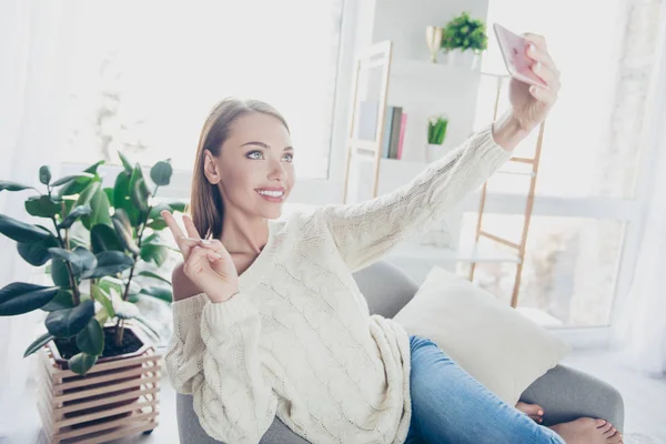 Salon Kapalı Çekim Selfie Akıllı Kamera Üzerinde Oturan Oldukça Neşeli — Stok fotoğraf