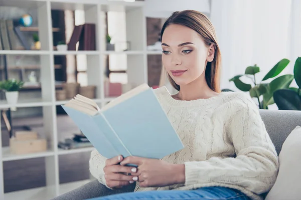 Porträtt Smart Trendiga Innehav Bästsäljaren Händer Läser Deckare Njuter Litteratur — Stockfoto