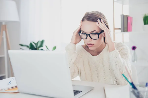 Retrato Escritor Pensativo Trabalhador Óculos Olhando Para Tela Laptop Com — Fotografia de Stock