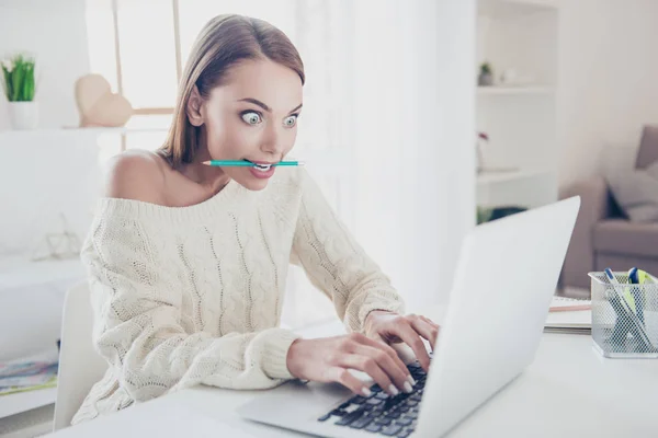 Portrait Astonished Big Eyed Woman Holding Pen Teeth Typing Keypad — Stock Photo, Image