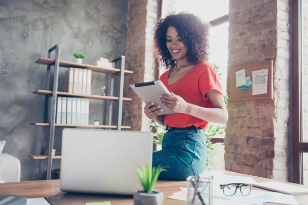 Portret Van Vrolijke Stijlvolle Journalist Casual Outfit Zittend Bureau Bedrijf — Stockfoto