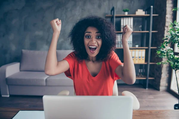 Retrato Freelancer Positivo Alegre Olhando Para Câmera Segurando Braços Para — Fotografia de Stock